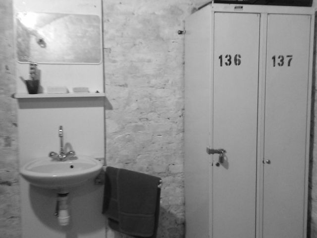 A Szökés díszletei egy igazi börtön berendezési a Szabadulós Pincében.