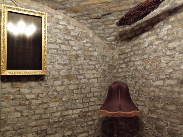 A Harry Potter játékban számos varázseszköz segíti a sikeres kijutást a Szabadulós Pincében.